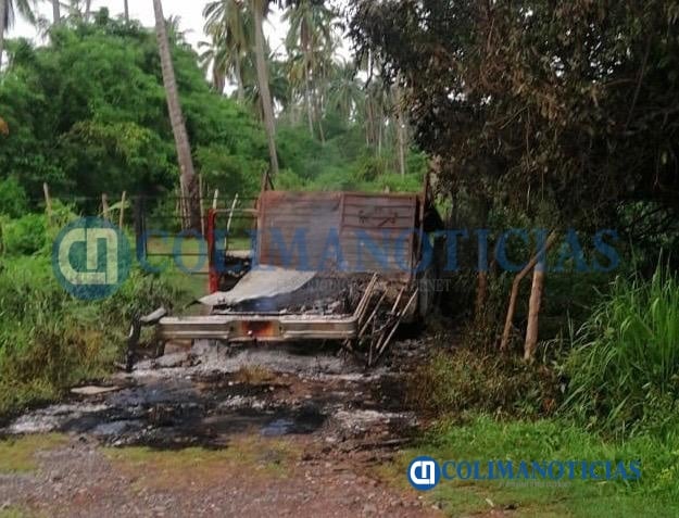 En Armería, localizan abandonada camioneta incendiada en la carretera El Paraíso-Cuyutlán
