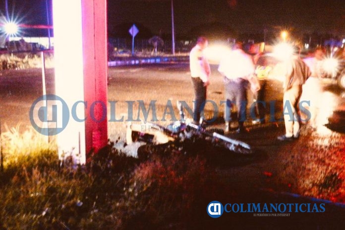 Fallece joven motociclista impactado por radio taxi en Tecomán