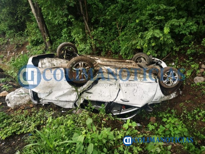 Joven conductora resulta lesionada al volcarse en la autopista Colima-Manzanillo