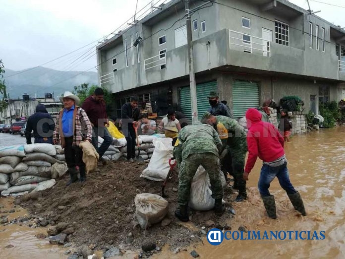 La SEMAR y SEDENA retiran escombros y lodo en zonas afectadas por Hernán en Manzanillo8