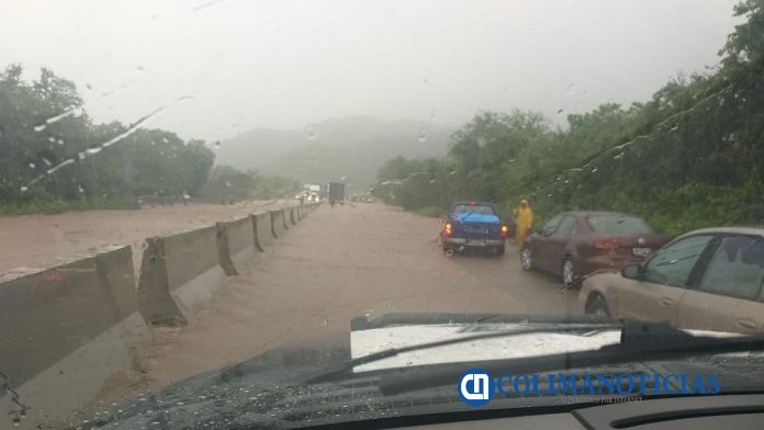 Lluvia-TT-en-Manzanillo