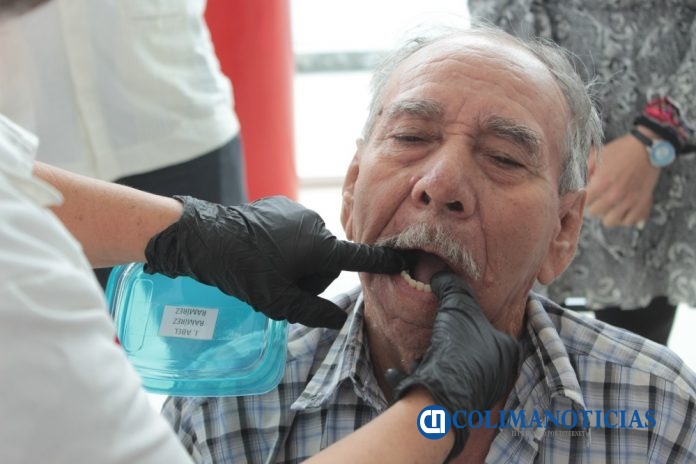 Orientan en prevención de salud bucal a adultos mayores