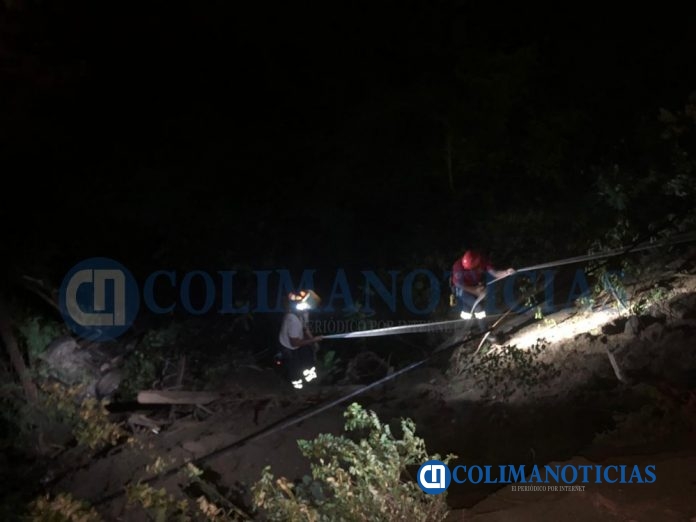 Rescatan a tripulante y camioneta que cayeron a la curva de los músicos en Manzanillo 1