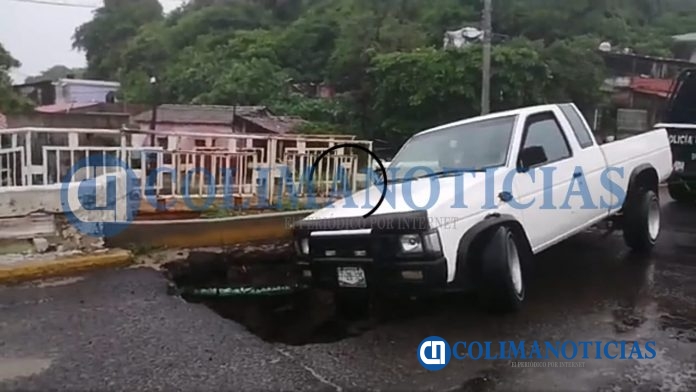 Se forma socavón en el puente vehicular de Santiago 2