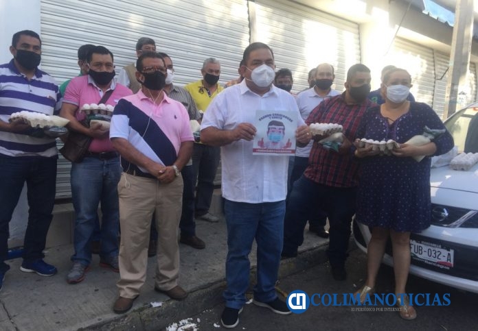 Toscano entrega despensas a taxistas