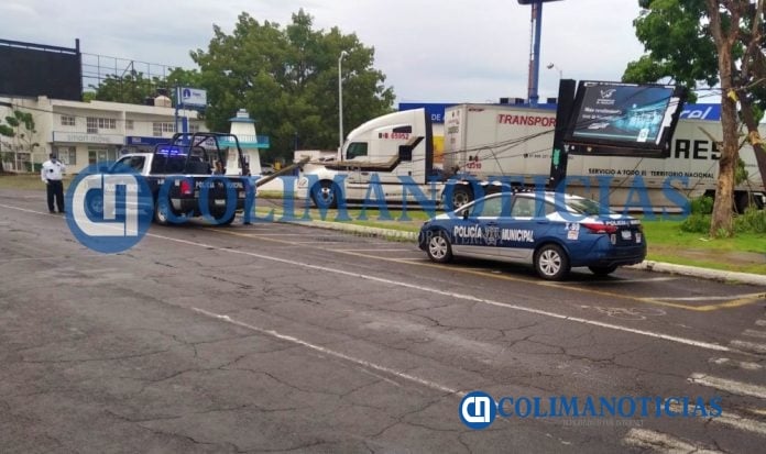 Tráiler tumba 2 postes de Telmex y un anuncio luminoso al tratar de incorporarse a la Av. Camino Real