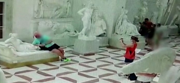 Turista rompe escultura de 200 años en museo italiano tras apoyarse en ella para una foto