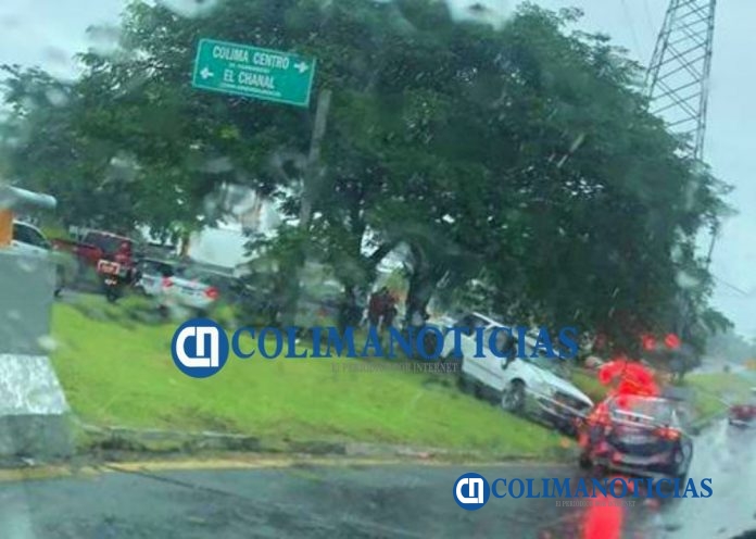 Vuelca camioneta en Tercer Anillo