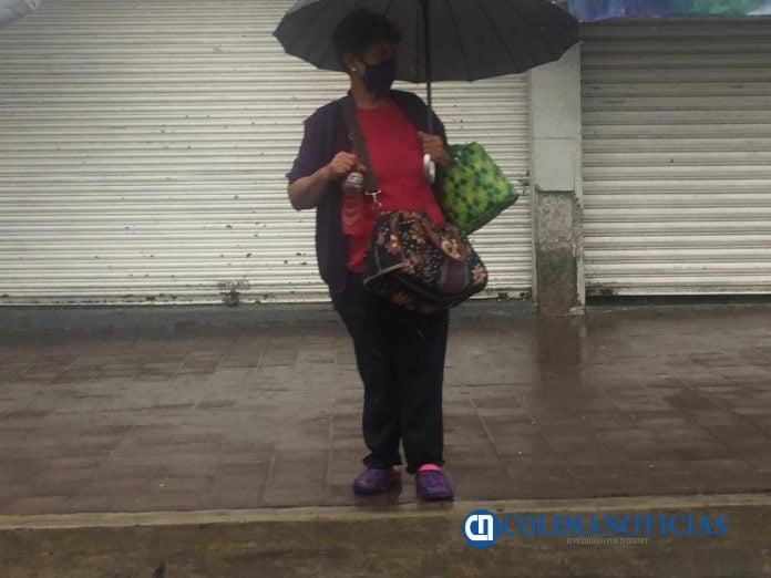 mujer con paraguas covid