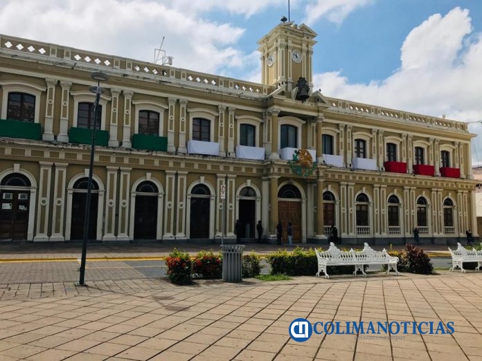 ‘Visten’ de colores Patrios el Palacio de Gobierno de Colima