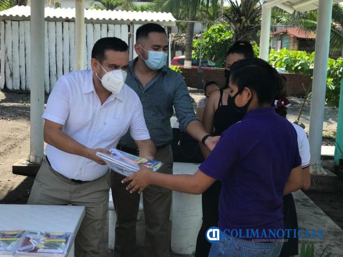 Alumnos de la escuela rural de Pascuales reciben material escolar