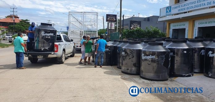 Entregan Virgilio y Gaby más de 80 tinacos a familias necesitadas7
