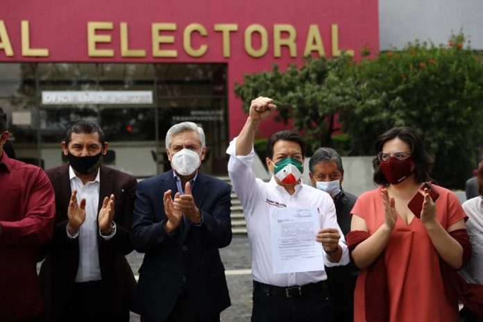 Mario Delgado se registra ante el INE para competir por dirigencia de Morena