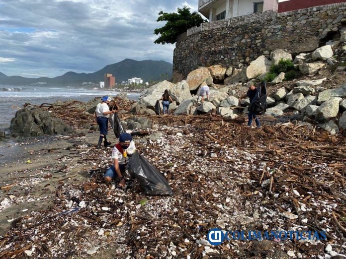 Más de 40 toneladas de basura han extraído de la playa de Santiago