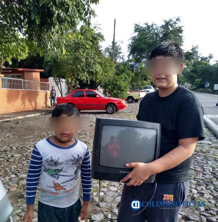 Profesora rural de Comala recolecta televisores y decodificadores para que niños puedan estudiar a distancia