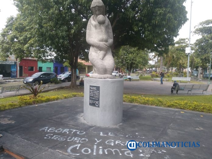 Realizan pinta en el monumento a la madre