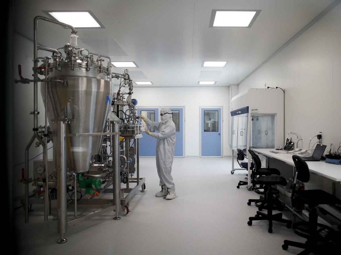 Vacuna de AstraZeneca-Oxford ya está en producción