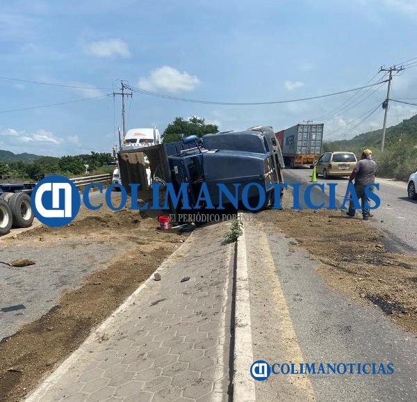 Vuelca camión pesado en la carretera Puerto-Jalipa 4