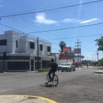 ciclista circulando por avenida