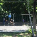 ciclista parada de camion