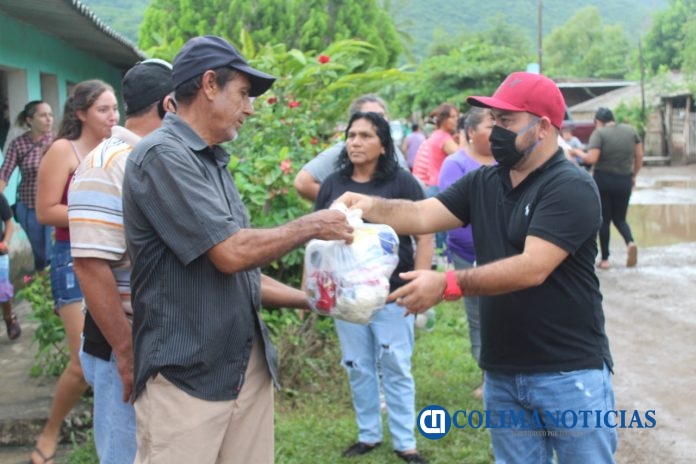el alcalde Salvador Bueno entrega apoyos a afectados por tormenta