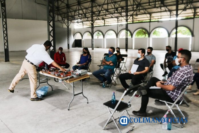 Brinda Ayuntamiento de Colima y la CMIC, taller de electricidad sin costo
