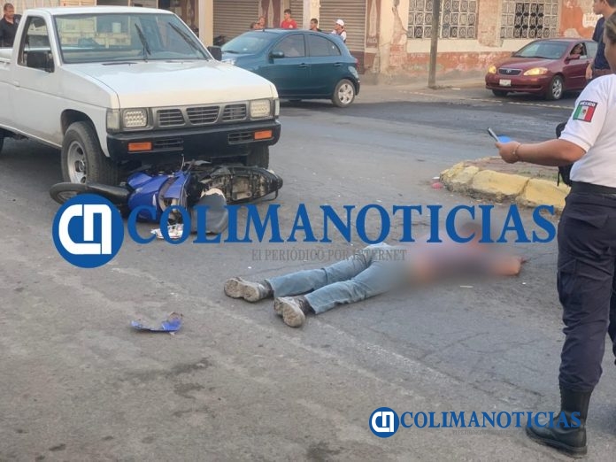 En Armería, camioneta impacta a motociclista.
