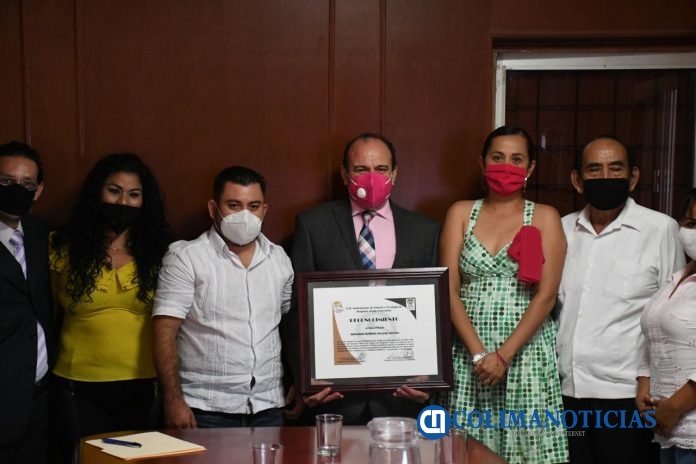 Entregan reconocimiento a presidente del STJE