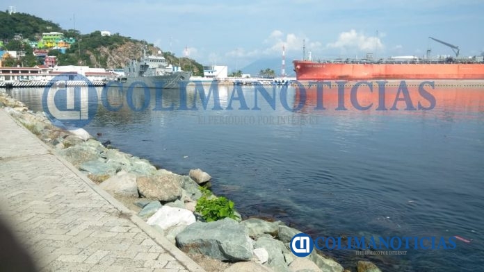 Localizan cuerpo flotando frente al monumento al Pez Vela del centro histórico en Manzanillo