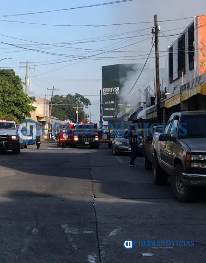 Reportan fuerte explosión en un negocio de veladoras en el centro