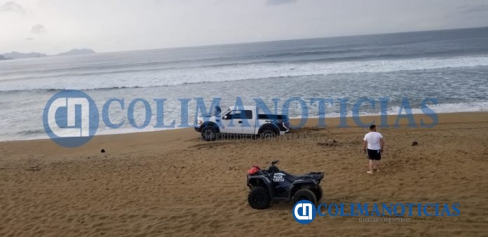 Se atasca camioneta en playa de Miramar5