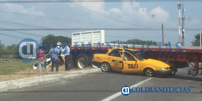 Tráiler arrolla a dos taxis junto al puente Arco Sur