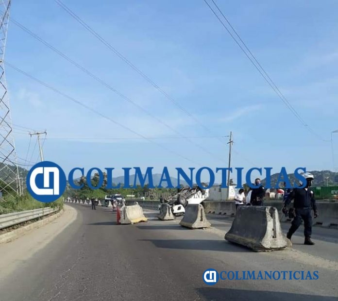 Vuelca camioneta en el carril confinado puerto Jalipa