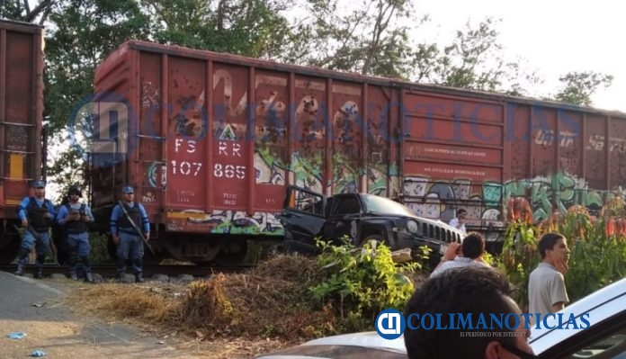 tren arrolla camioneta