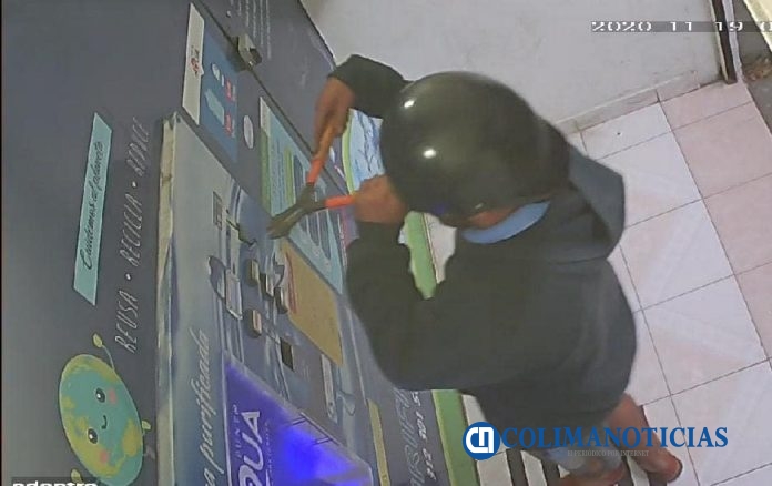 Captan y difunden la forma en que roban en purificadora de agua en Colima4