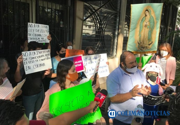 Frente Nacional por la Familia se manifiesta en el Congreso local