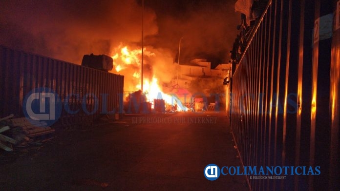 Se incendian tarimas en el estacionamiento de una tienda departamental de Salagua