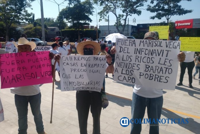 Solicitantes de vivienda se manifiestan en Infonavit