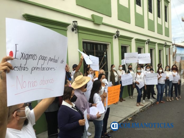 Docentes protestan en defensa de sus derechos laborales y clausuran oficina de SNTE 39 (2)