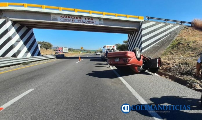 vuelca auto en carretera