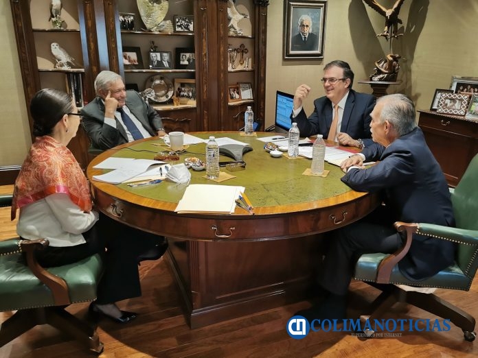 AMLO con funcionarios
