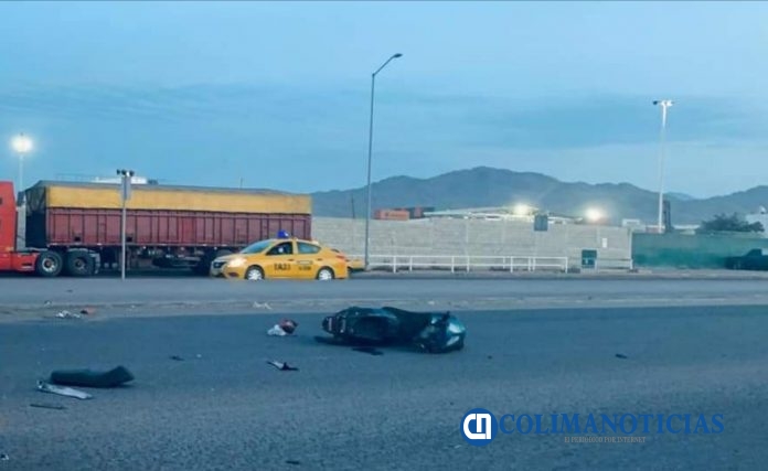 motociclista cae en bache