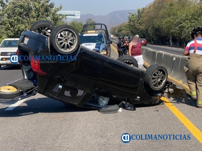 Choque entre dos autos deja volcadura en la autopista Colima-Manzanillo (3)