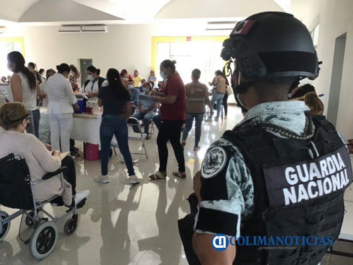 Abarrotan oficinas de la FSTSE y el Poli de Colima al saber que estaban vacunando contra el Covid6