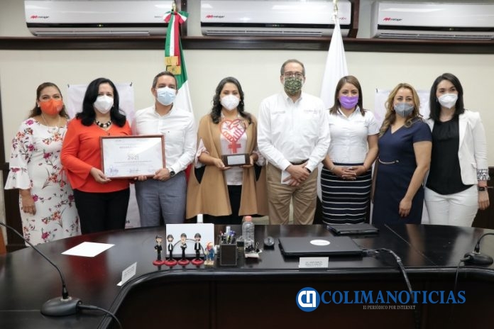 Entregan premio Mujer Sororal a la ACU_PRINCIPAL