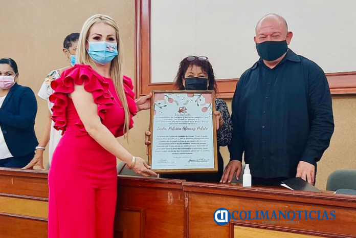 Paty Alcaraz recibe reconocimiento de abogados