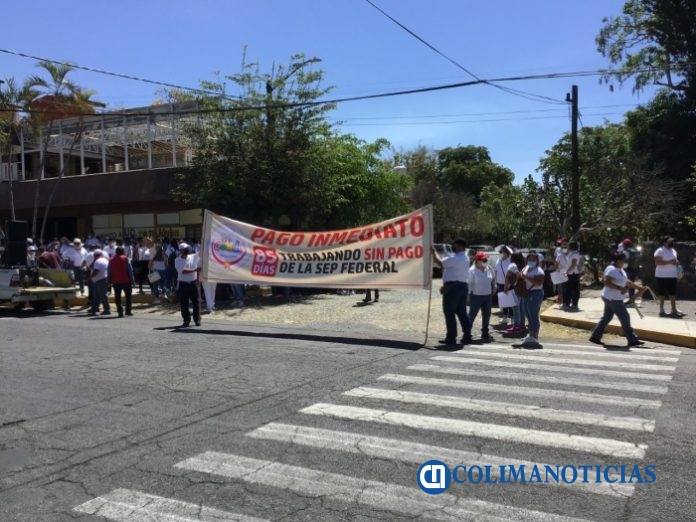 Trabajadores de los Cendis en Colima se manifiestan contra el gobierno federal