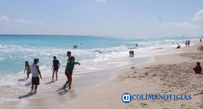 turistas en playas de colima