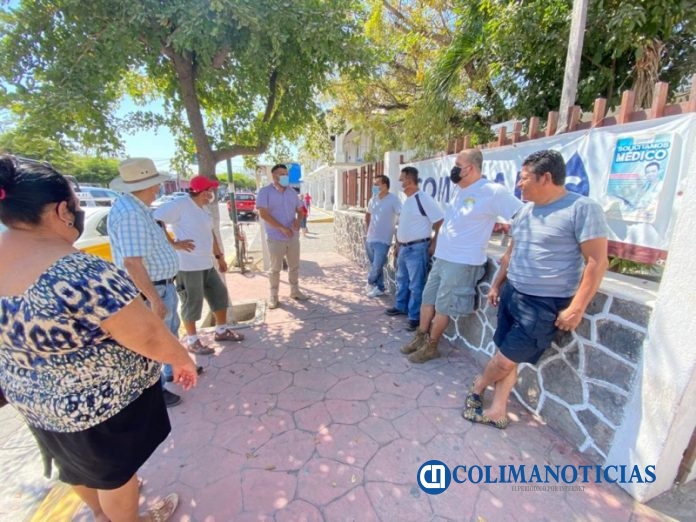 usuarios pagando el agua armeria