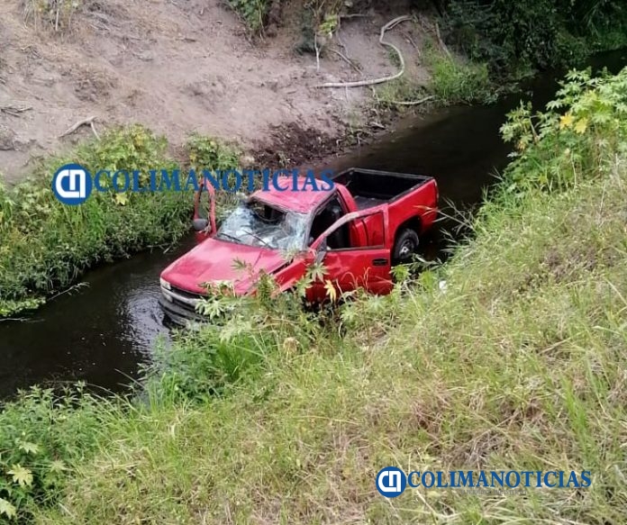 En la carretera a Cerro de Ortega cae camioneta a canal